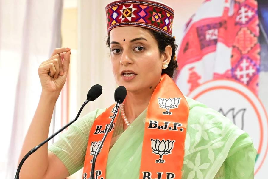 ২০২৪ সালের লোকসভা নির্বাচনে বিজেপির টিকিটে লড়ছেন কঙ্গনা। তিনি জানান, মান্ডি থেকে নির্বাচনে জিতলে অভিনয় ছেড়ে দেবেন । তাঁর দাবি, ফিল্মি দুনিয়ায় সব কিছুই নাকি ‘নকল’।