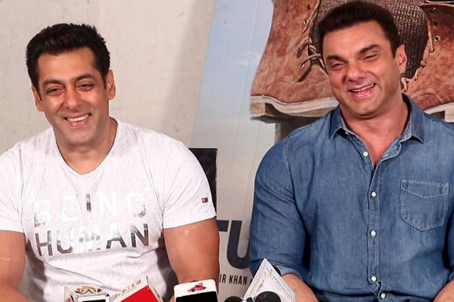 বলিউডের ‘ভাইজান’ সলমন খানের ভাই সোহেল খান। অভিনয় নয়, পরিচালনার মাধ্যমে বলিপাড়ায় কেরিয়ার শুরু করেছিলেন তিনি। ১৯৯৭ সালে অ্যাকশন ঘরানার ছবি ‘অওজ়ার’ মুক্তি পায়। এই ছবিটি পরিচালনা করেছিলেন সোহেল। মুখ্যচরিত্রে অভিনয় করেছিলেন সলমন।