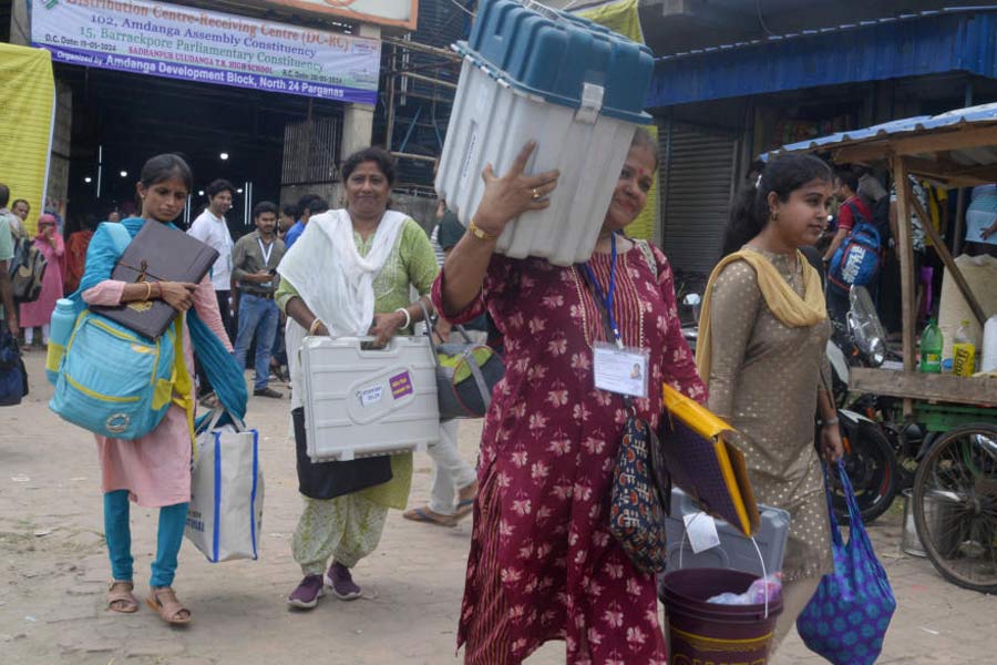 ইভিএম নিয়ে ভোটকেন্দ্রের পথে। আমডাঙায়।