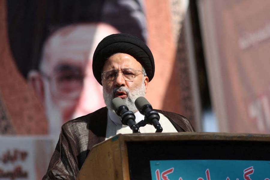 ইজ়রায়েলের বিরুদ্ধে লড়তে পশ্চিম এশিয়ায় লেবানন, সিরিয়া, ইরাক কিংবা ইয়েমেনের মতো দেশকে মদত দেওয়ার অভিযোগও রয়েছে তেহরানের বিরুদ্ধে। 