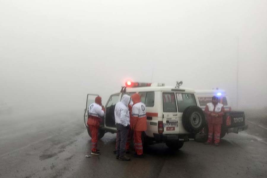 রবিবার রইসি আজ়ারবাইজান সীমান্তে একটি কর্মসূচি সেরে তেহরান ফিরছিলেন। পড়শি রাষ্ট্র হলেও আজ়ারবাইজানের সঙ্গে ইরানের সম্পর্ক বরাবরই শীতল। তার একটি বড় কারণ এই যে, আজ়ারবাইজানের ইজ়রায়েল ঘনিষ্ঠতা। এমনকি দেশটির মোসাদকে সাহায্য করারও ইতিহাস রয়েছে।