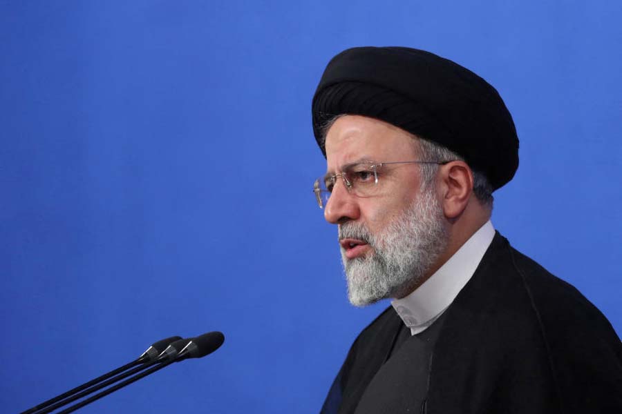 ৬৩ বছরের রইসি ইরানের চরম রক্ষণশীল সর্বোচ্চ ধর্মীয় নেতা আয়াতোল্লা আলি খামেনেইয়ের ঘনিষ্ঠ বলেই পরিচিত। খামেনেইয়ের উত্তরসূরি হিসাবে একাধিক বার তাঁর নাম উঠে এসেছে।