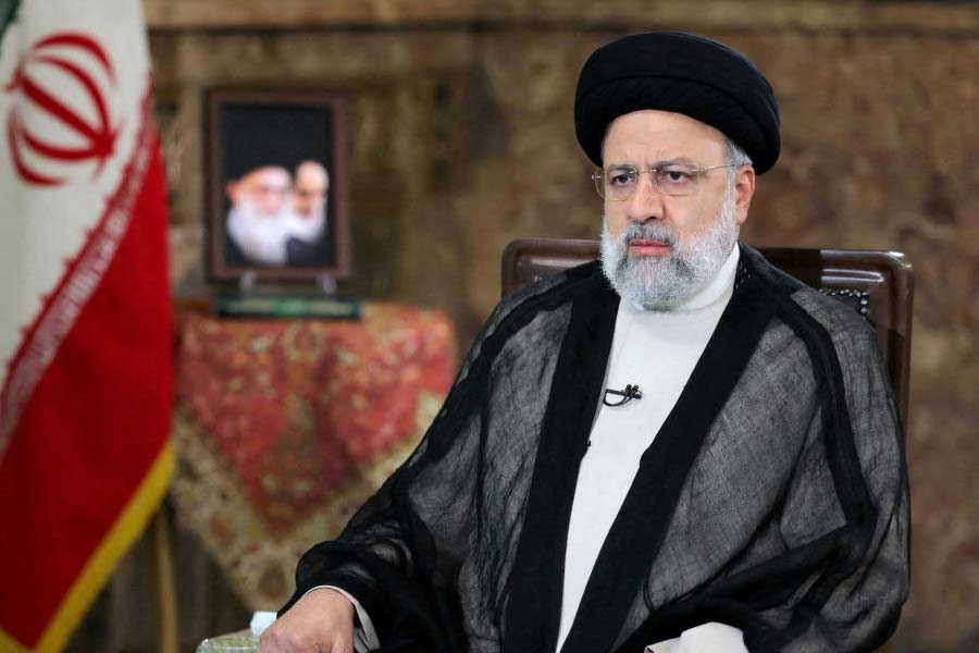 বহু বিতর্ককে সঙ্গী করে চলা সেই রইসি তাঁর চরমপন্থী নীতির কারণেই শত্রু দেশের কোপে পড়লেন কি না তা নিয়ে জল্পনা ঘনীভূত হচ্ছে। বহু গোষ্ঠীতে বিভক্ত ইরানের কেউ বা কারা ‘পথের কাঁটা’ রইসিকে সরাতে ষড়যন্ত্র করল কি না, উঠছে সেই প্রশ্নও। 