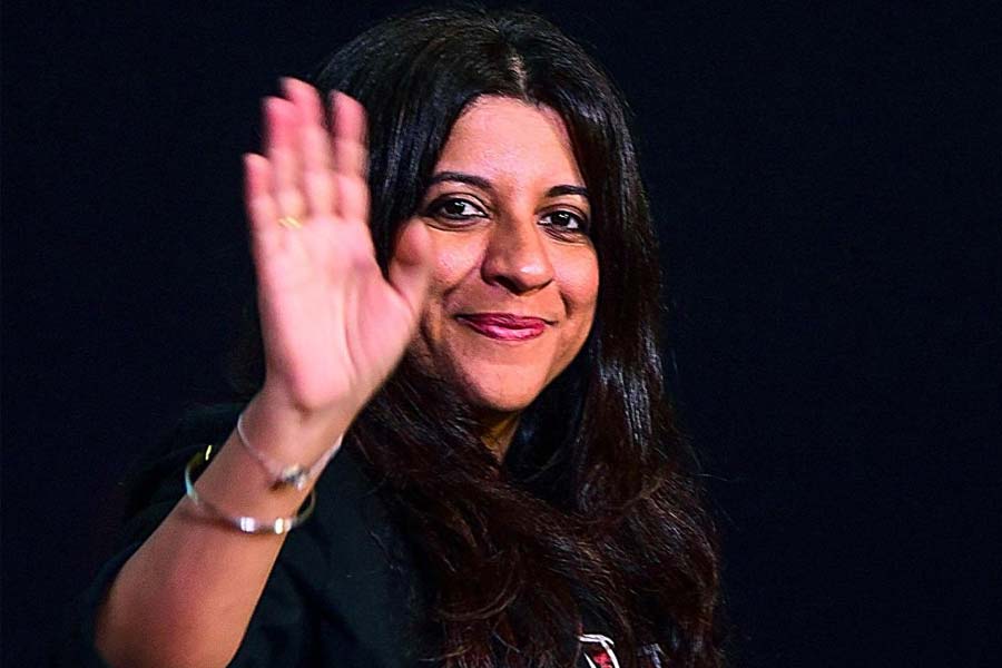 সম্পর্কে জাভেদ আখতার এবং শাবানা আজ়মির কন্যা। ভাই ফারহান আখতার বলিউডের অন্যতম ছবিনির্মাতা এবং অভিনেতা। বলিপাড়ার পরিচালকদের তালিকায় প্রথম সারিতে নাম লিখিয়েছেন তারকা-কন্যা। কিন্তু হিন্দি ফিল্মজগতে নিজের জায়গা তৈরি করতে বার বার হোঁচট খেয়েছিলেন জ়োয়া আখতার। শোনা যায়, তাঁর প্রথম ছবি মুক্তি পেতেই নাকি আট বছরের বেশি সময় লেগেছিল।