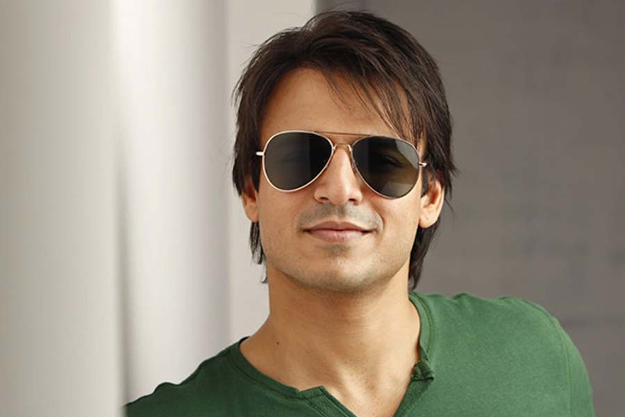 বলিপা়ড়া সূত্রে খবর, ‘লাক বাই চান্স’ ছবির মুখ্যচরিত্রের জন্য বিবেক ওবেরয়কে পছন্দ করেছিলেন জ়োয়া। কিন্তু এই চরিত্রে অভিনয়ের প্রস্তাব খারিজ করে দেন বিবেক। পরে অবশ্য এই ছবিতে ক্যামিয়ো চরিত্রে অভিনয় করতে দেখা যায় তাঁকে।