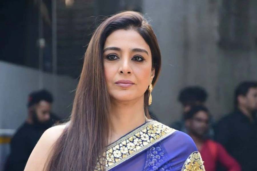 ‘লাক বাই চান্স’ ছবির মুখ্যচরিত্রের জন্য কঙ্কনা প্রথম পছন্দ ছিলেন না জ়োয়ার। বলিপাড়ার গুঞ্জন, বলি অভিনেত্রী তব্বুকে এই ছবিতে অভিনয়ের প্রস্তাব দিয়েছিলেন জ়োয়া। কিন্তু তব্বু তা ফিরিয়ে দেন।