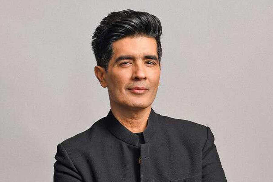 ‘লাক বাই চান্স’ ছবিতে অতিথি শিল্পীদের তালিকায় ছিলেন পোশাকশিল্পী মণীশ মলহোত্র এবং বলি পরিচালক কর্ণ জোহর, রাজকুমার হিরানি।