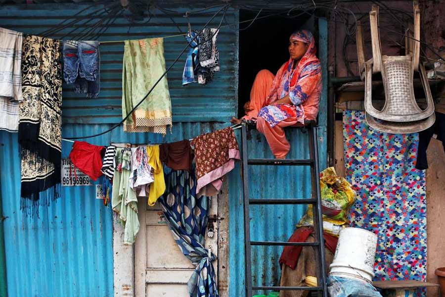 ছোটবেলায় মুম্বইয়ের বান্দ্রা রেলস্টেশনের কাছে একটি ঘিঞ্জি এলাকায় বাবা-মায়ের সঙ্গে থাকতেন শাহিনা। রাস্তাঘাটে রংবেরঙের চুড়ি বিক্রি করে উপার্জন করতেন শাহিনার বাবা। ছোট ঘর হলেও মাথার উপর ছাদ ছিল তাঁদের।