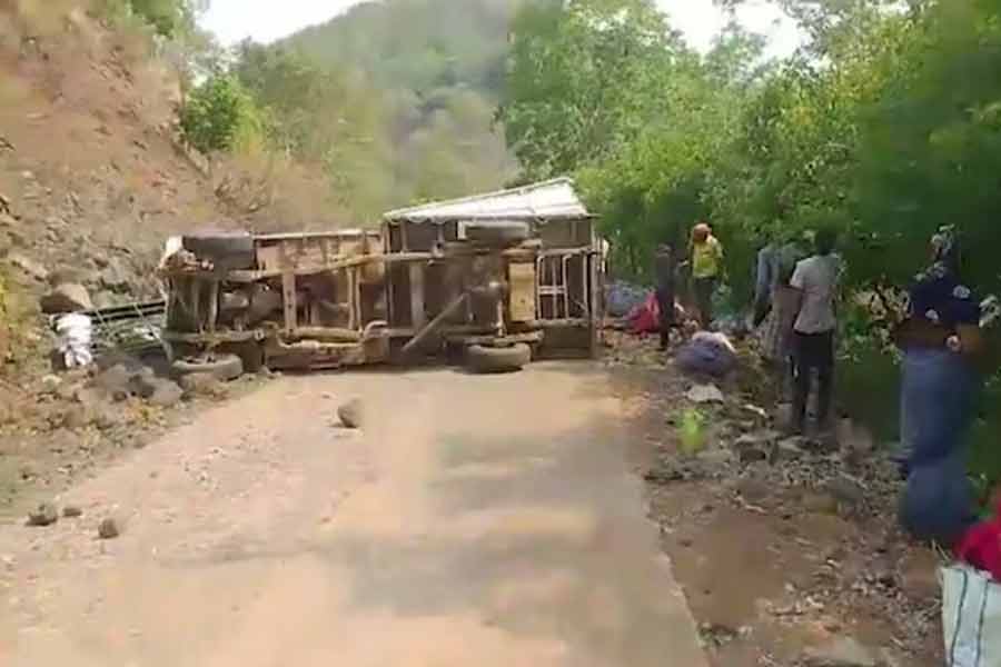 উল্টে পড়ে রয়েছে দুর্ঘটনাগ্রস্ত গাড়িটি।