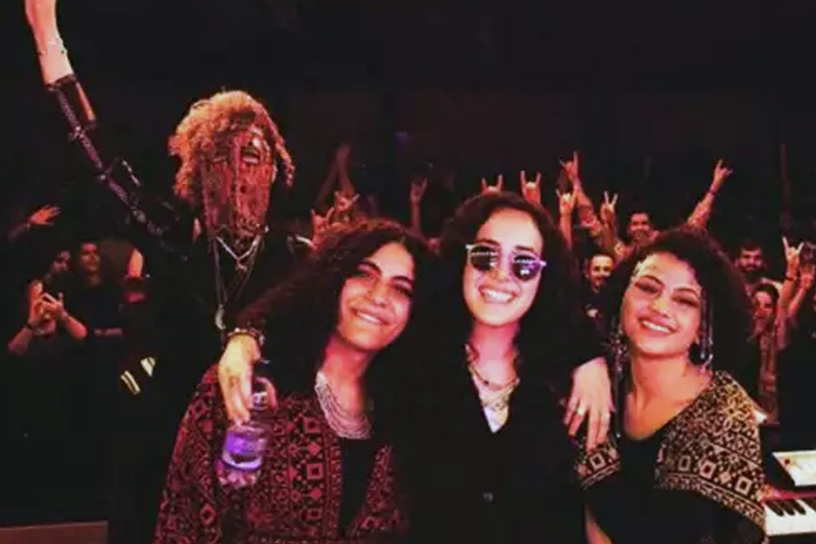 মনের ভাব সংস্কৃতির মাধ্যমে মহিলারাও যে এখন সেখানে প্রকাশ করতে পাচ্ছে, ‘সেরা’ তার বড় উদাহরণ।