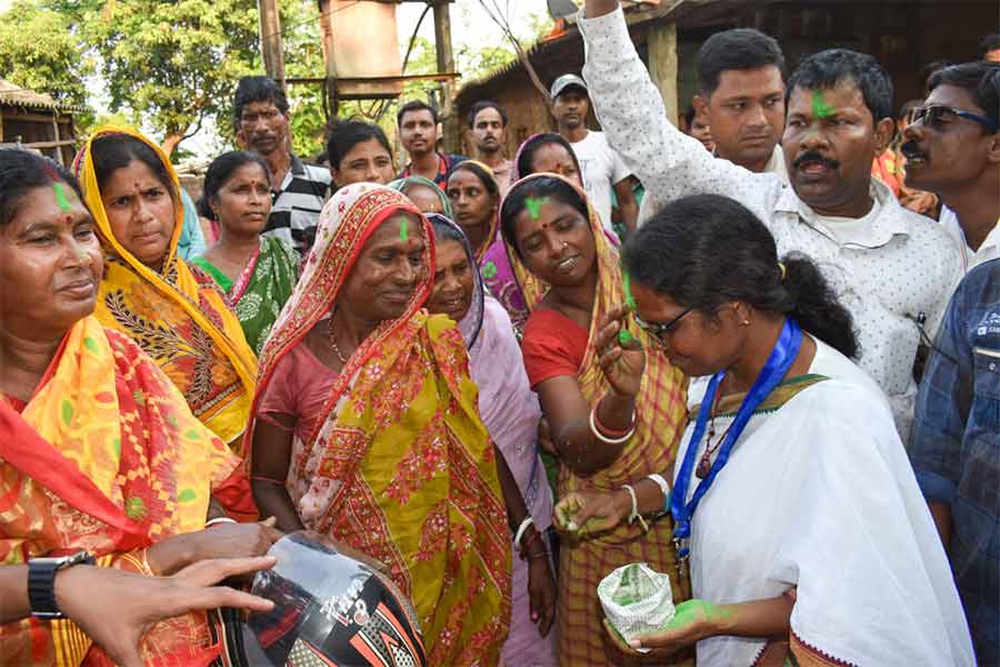 চন্দ্রকোনার পিয়ারডাঙা বুথের সামনে তৃণমূল প্রার্থী মিতালি বাগের আবির খেলা।