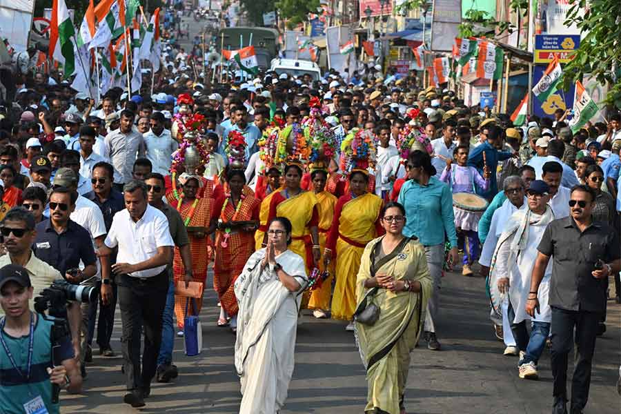 মমতা বন্দ্যোপাধ্যায়ের পদযাত্রা, পাশে প্রার্থী জুন মালিয়া।