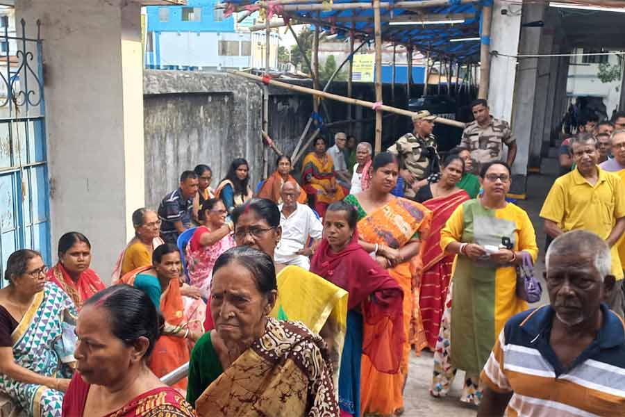 হাসিমুখে ভোট উলুবেড়িয়ার একটি বুথে ।