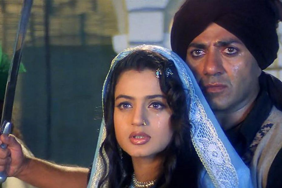 ২০০১ সালে সানি দেওল এবং অমিশা পটেল অভিনীত ‘গদর: এক প্রেম কথা’ প্রেক্ষাগৃহে মুক্তির পর দারুণ ব্যবসা করে। দু’দশক পর এই ছবির সিক্যুয়েল নিয়ে আবার হাজির হন দুই তারকা।