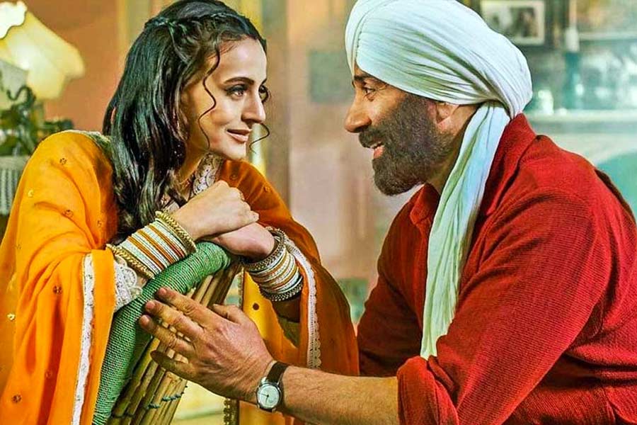 বলিপাড়া সূত্রে খবর, মুক্তির ২৪ দিনের মাথায় সানি এবং অমিশার ‘গদর ২’ ছবিটি বক্স অফিস থেকে ৫২৬ কোটি টাকা আয় করে।