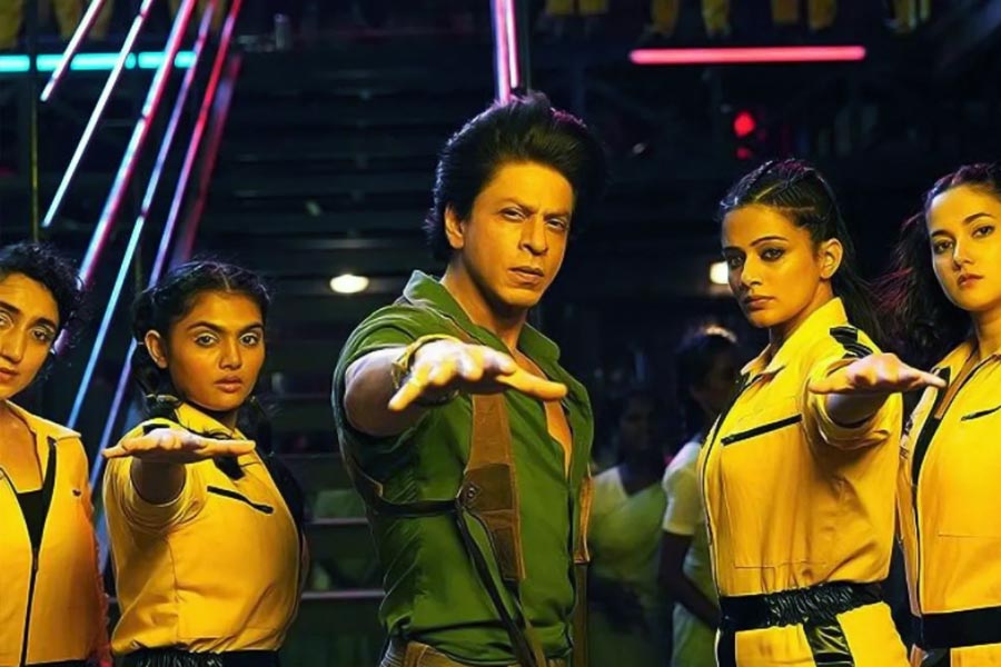 শাহরুখের ‘জওয়ান’ ছবিটিই সবচেয়ে কম সময়ের মধ্যে ৫০০ কোটি টাকার ক্লাবে নাম লিখিয়ে নজির গড়েছে। তাই তালিকায় সবচেয়ে এগিয়ে রয়েছেন বলিউডের ‘বাদশা’ই।