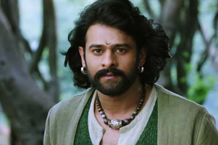 বলিপাড়া সূত্রে খবর, হিন্দি ভাষায় মুক্তিপ্রাপ্ত ‘বাহুবলি ২: দ্য কনক্লুশন’ ৩৪ দিনের মাথায় ভারতের বক্স অফিসে ৫১১ কোটি টাকার ব্যবসা করে সবচেয়ে কম সময়ের মধ্যে ৫০০ কোটি টাকার ক্লাবে পৌঁছনো সিনেমার তালিকায় নাম লিখিয়ে ফেলে।