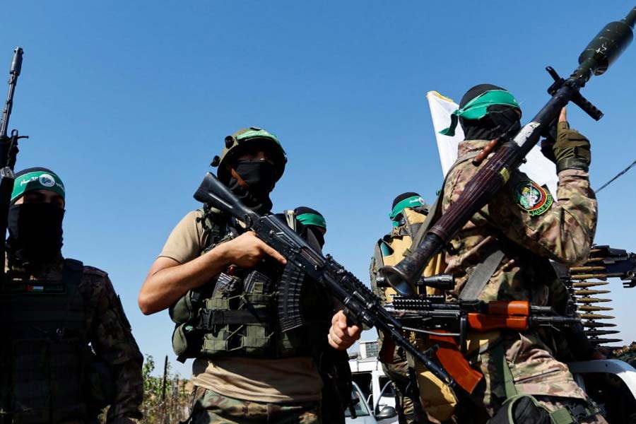 আমেরিকার সঙ্গে ইরানের ‘মধুর’ সম্পর্কের কথা সুবিদিত। পশ্চিম এশিয়ার বর্তমান সঙ্কটে তা মধুরতর হয়েছে। কারণ পুরনো অবস্থান বজায় রেখে আমেরিকা যেমন ইজ়রায়েলের পাশে দাঁড়িয়েছে, তেমনই ইরান পাশে দাঁড়িয়েছে প্যালেস্টাইনি সশস্ত্র সংগঠন হামাসের।