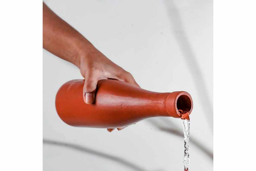 Three easy tips to clean earthen pot, water bottle at home