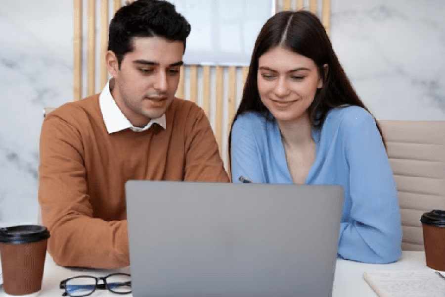 Five useful tips of dating someone at work
