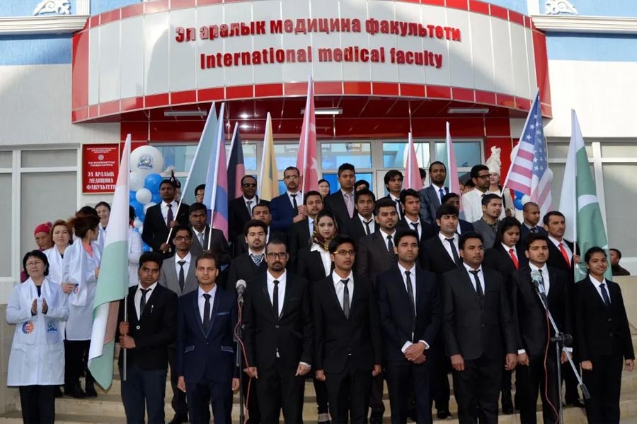 বিদেশিদের উপর আক্রমণের অভিযোগে এর আগে কখনও শিরোনামে উঠে আসেনি কিরঘিজ়স্তান। বরং বিদেশি ছাত্রছাত্রীদের বছরের পর বছর ধরে পরম মমতায় আপ্যায়নই এই দেশের পরম্পরা।