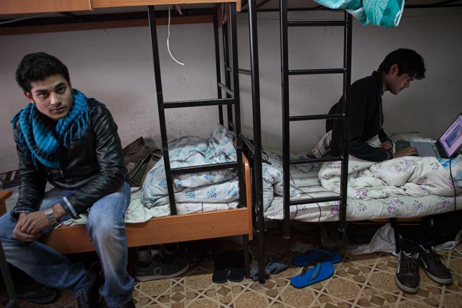 তবে কেন আচমকা চিনের এই আপাতনিরীহ পড়শির বিরুদ্ধে এমন অশান্তির অভিযোগ উঠল? কী কারণে বিদেশিদের উপর খড়্গহস্ত হয়ে উঠলেন কিরঘিজ়রা?