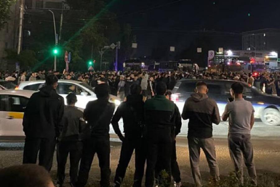 ভাইরাল ভিডিয়োয় স্থানীয় কিরঘিজ় ছাত্রছাত্রীদের সঙ্গে কিছু বিদেশি পড়ুয়াকে বচসা করতে দেখা গিয়েছিল। বিদেশিদের মধ্যে অবশ্য ভারতীয় কেউ ছিলেন না।‌ মূলত পাকিস্তানি এবং মিশরীয় ছাত্রছাত্রীদের সঙ্গে বচসা হয়েছিল কিরঘিজ়দের। ভাইরাল ভিডিয়োর সত্যতা যাচাই করেনি আনন্দবাজার অনলাইন।