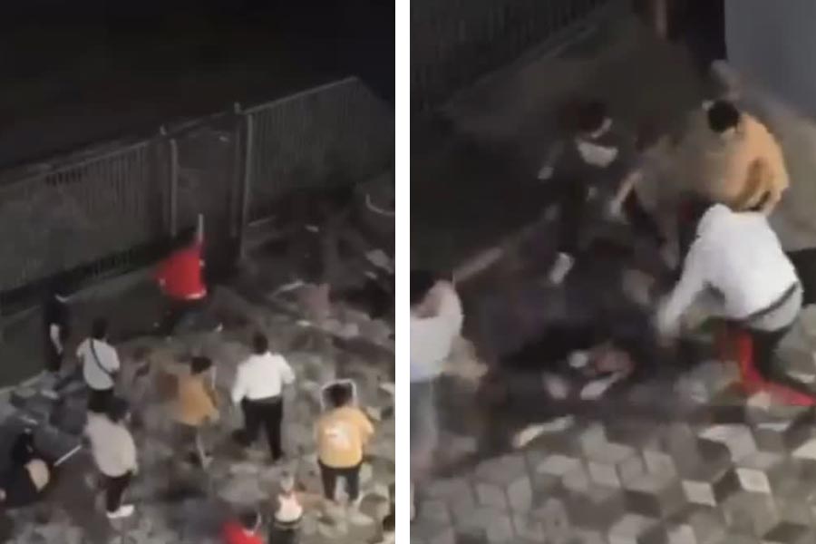 এই ভিডিয়ো ঘিরে কিরঘিজ়স্তানের রাজধানীর বিশকেকে উত্তেজনা তৈরি হয়। স্থানীয়দের অভিযোগ, সেখানকার প্রশাসন বিদেশি ছাত্রছাত্রীদের প্রতি একটু বেশিই নরম মনোভাবাপন্ন। তাই তাঁদের ‘শিক্ষা’ দিতে তাঁরা নিজেরাই পথে নামেন।