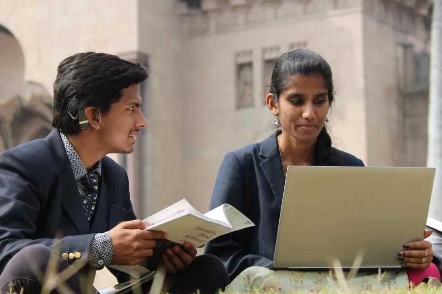 বিশকেকের নামী বিশ্ববিদ্যালয়ের ক্যাম্পাস, হস্টেল, মেসগুলি ঘিরে ফেলেন কিরঘিজ়রা। বিদেশি পড়ুয়াদের চিহ্নিত করে শুরু হয় মারধর। মূলত এই আক্রমণের লক্ষ্য ছিলেন দক্ষিণ-পূর্ব এশিয়ার পড়ুয়ারা। আক্রান্ত হন পাকিস্তানি, বাংলাদেশি এবং ভারতীয় ছাত্রছাত্রীরা।