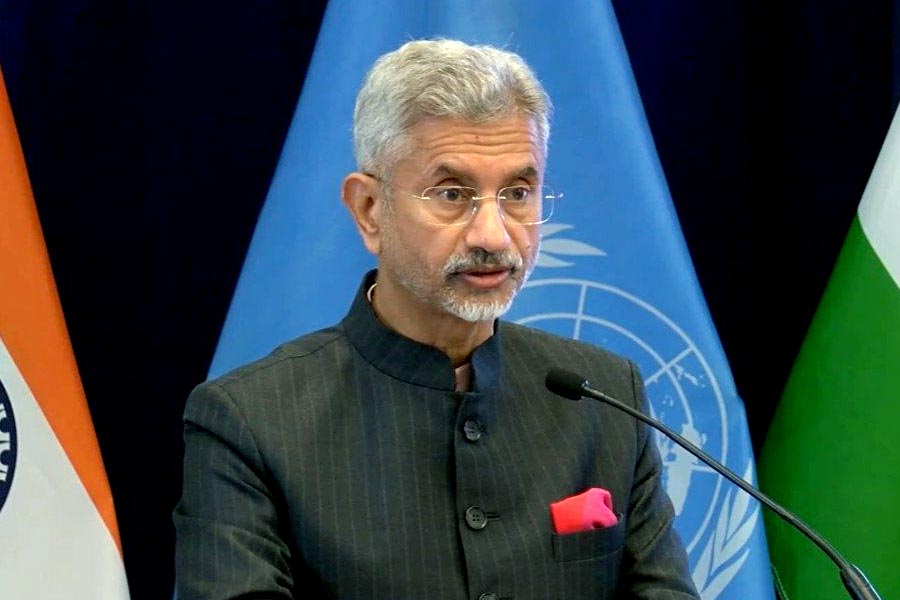 বিশকেকের পরিস্থিতির দিকে নজর রেখে ১৮ মে সকালে তড়িঘড়ি বিবৃতি জারি করে ভারতের বিদেশ মন্ত্রক। সেখানকার ভারতীয় ছাত্রছাত্রীদের যতটা সম্ভব ঘরের ভিতর থাকার পরামর্শ দেওয়া হয়। প্রয়োজন ছাড়া বাইরে বেরোতে নিষেধ করা হয়।