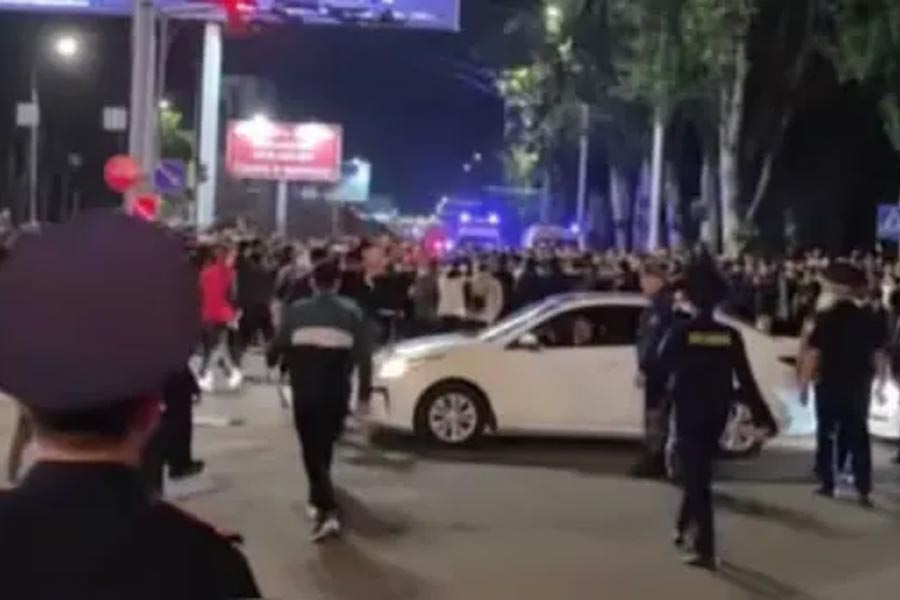 বিদেশ মন্ত্রক আরও জানায়, তারা বিশকেকের পরিস্থিতির উপর নজর রেখেছে। সে দেশে অবস্থিত ভারতীয় দূতাবাসের সঙ্গেও পড়ুয়াদের যোগাযোগ রাখার পরামর্শ দেওয়া হয়। ১৮ মে বিশকেকের ভারতীয় দূতাবাস জানায়, পরিস্থিতি ‘নিয়ন্ত্রণে’।