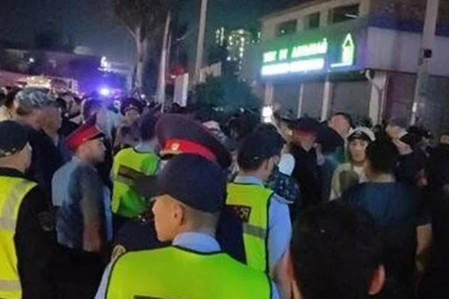 প্রায় একই ধরনের বিবৃতি দেয় পাকিস্তান এবং বাংলাদেশও। তারাও নিজ দেশের ছাত্রছাত্রীদের সাবধানে এবং যতটা সম্ভব ঘরের ভিতর থাকার পরামর্শ দেয়। জানায়, দূতাবাস এই পরিস্থিতির দিকে নজর রেখেছে।