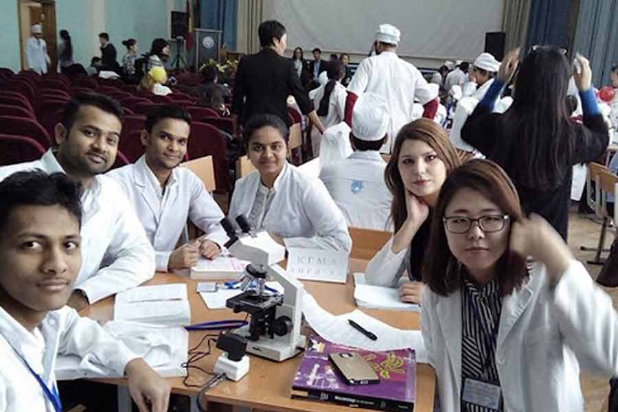 ভারত বা পশ্চিমের দেশগুলিতে এই ছ’বছরের কোর্সের খরচ আরও অনেক বেশি। সস্তায় এমবিবিএস ডিগ্রি লাভের আশায় তাই ভারত তথা উপমহাদেশের পড়ুয়ারা কিরঘিজ়স্তানে ভিড় করেন।