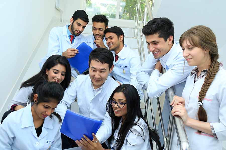 রাশিয়া এবং ইউক্রেনের যুদ্ধ শুরু হওয়ার পর কিরঘিজ়স্তানে ভারতীয়, পাকিস্তানি এবং বাংলাদেশি ছাত্রছাত্রীদের ভিড় আরও বেড়ে গিয়েছে। তবে সেই ‘নির্ভরযোগ্য’ দেশেই এ বার আক্রমণের মুখে পড়তে হয়েছে বিদেশি পড়ুয়াদের। পরিস্থিতি আপাত ভাবে সামাল দেওয়া গেলেও যা নিয়ে চিন্তায় নয়াদিল্লি।