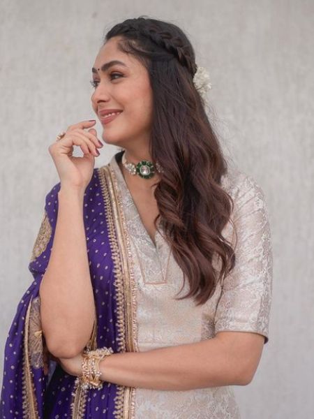 Traditional Look of Actress Mrunal Thakur goes viral dgtl