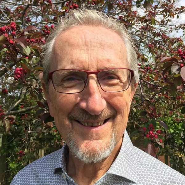 স্ত্রীকে নিয়ে ছুটি কাটাতে সিঙ্গাপুরে যাচ্ছিলেন জেফ্রি কিচেন। ছ’সপ্তাহ ছুটি কাটানোর পরিকল্পনা ছিল তাঁদের। লন্ডন থেকে বিমান নিয়েছিলেন তাঁরা। কিন্তু সিঙ্গাপুরে আর জীবিত অবস্থায় যাওয়া হল না জেফ্রির। মাঝ আকাশে বিমানে প্রবল ঝাঁকুনির কারণে মৃত্যু হয় তাঁর।