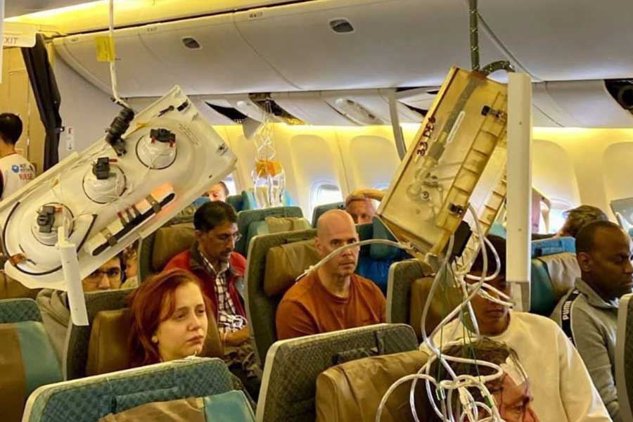 মাঝ আকাশে থাকায় যাত্রীদের অনেকেরই সিটবেল্ট বাঁধা ছিল না। ফলে ‘টার্বুল্যান্সের’ সময় সিট থেকে ছিটকে অন্য দিকে চলে যান যাত্রীরা। লাগেজও ছিটকে পড়ে এ দিক-ও দিক। সেই সময়ই মৃত্যু হয় ৭৩ বছর বয়সি জেফ্রির।