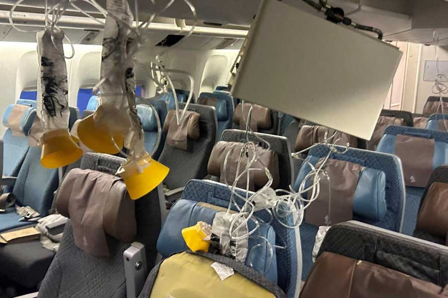 বিমান সংস্থার তরফে জানানো হয়, হৃদ্‌রোগে আক্রান্ত হয়েই মৃত্যু হয়েছে জেফ্রির। মঙ্গলবার ঘটনাটি ঘটেছে। ৩০ জন যাত্রী আহতও হয়েছিলেন। ‘টার্বুল্যান্সের’ পর ব্যাংককের সুবর্ণভূমি আন্তর্জাতিক বিমানবন্দরে বিমানটি নামে। তড়িঘড়ি আহতদের উদ্ধার করে হাসপাতালে ভর্তি করানো হয়। আহতদের মধ্যে রয়েছেন মৃত জেফ্রির স্ত্রী লিন্ডাও।