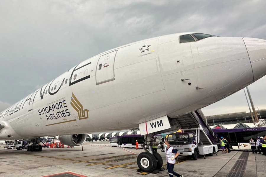 ‘দ্য গার্ডিয়ান’ সংবাদমাধ্যম সূত্রে খবর, জেফ্রি ব্রিস্টলের বাসিন্দা। থাকতেন গ্লুচেস্টাকশায়ারের থর্নবেরিতে। বিমা সংস্থায় কাজ করতেন তিনি। অবসর নেওয়ার পর নিজের শখ পূরণ করতেই ব্যস্ত ছিলেন জেফ্রি। তাঁর দিনের অধিকাংশ সময় কাটত থিয়েটার গ্রুপে।