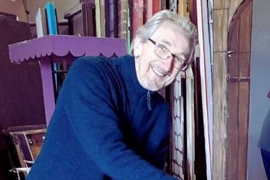 সামনে রয়েছে থর্নবেরি মিউজ়িক্যাল থিয়েটার গ্রুপের দু’টি প্রযোজনা। এত দিন তা নিয়েই ব্যস্ত ছিলেন জেফ্রি। তার মাঝে সময় বার করে স্ত্রীকে নিয়ে ছুটি কাটানোর পরিকল্পনাও করেছিলেন। সেই মতোই সিঙ্গাপুরে পাড়ি দিয়েছিলেন তিনি।