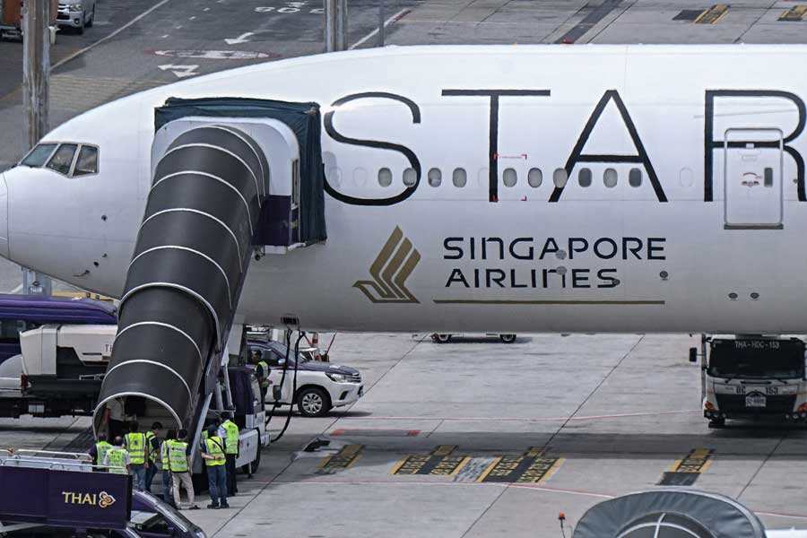 সোমবার রাতে লন্ডনের হিথরো বিমানবন্দর থেকে সিঙ্গাপুরগামী বিমানে উঠেছিলেন জেফ্রি। ছুটি কাটানোর আনন্দে বুঁদ ছিলেন স্বামী-স্ত্রী। তাঁরা কেউই ভাবতে পারেননি, এ ভাবে বিষাদ গ্রাস করবে তাঁদের।