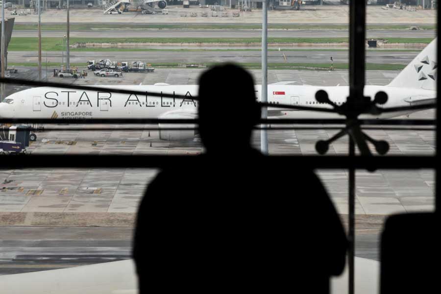মঙ্গলবারের ‘এয়ার টার্বুল্যান্সের’ ঘটনায় দুঃখপ্রকাশ করে সিঙ্গাপুর এয়ারলাইন্স। একই সঙ্গে নিহত জেফ্রির পরিবারের প্রতি সমবেদনা জানিয়ে এয়ারলাইন্স কর্তৃপক্ষ বলেন, ‘‘বোয়িং বিমানে এক জনের মৃত্যু হয়েছে। অনেকে আহত হয়েছেন। বিমানে থাকা সকল যাত্রী এবং ক্রু সদস্যকে সব ধরনের সহায়তা প্রদান করা হবে।’’