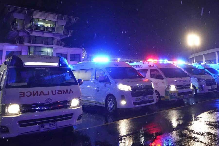 কেন বিমানটি ‘টার্বুল্যান্সের’ মধ্যে পড়েছিল, তা নিয়ে তদন্ত শুরু হয়েছে। তবে ‘টার্বুল্যান্সের’ ভয়াবহ অভিজ্ঞতা এখনও তাড়া করছে যাত্রীদের। জানা গিয়েছে, মাত্র তিন মিনিটে আনুমানিক ছ’হাজার ফুট নেমে আসে বিমানটি। 