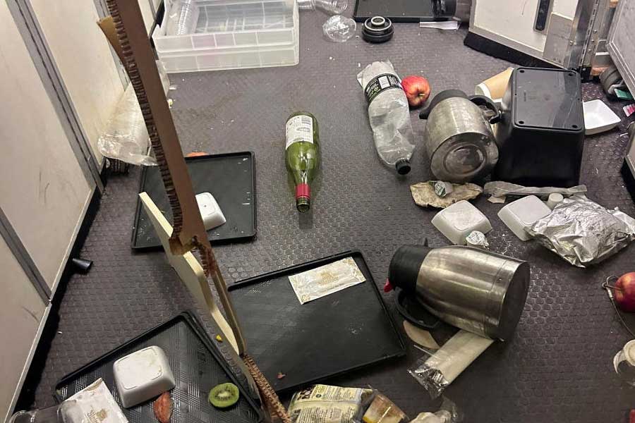 ওই বিমানে থাকা এক যাত্রী ব্রিটিশ নাগরিক অ্যান্ড্রু ডেভিসকে উদ্ধৃত করে সংবাদমাধ্যম বিবিসি বলে, ‘‘সিটবেল্ট বাঁধা থাকায় আমার তেমন আঘাত লাগেনি। তবে আচমকাই চোখের সামনে সব অন্ধকার হয়ে যায়। চারপাশ থেকে চিৎকার, কান্নার শব্দ ভেসে আসতে থাকে। একই সঙ্গে যাত্রী জিনিসপত্র ছিটকে পড়ার শব্দও শুনতে পাই।’’