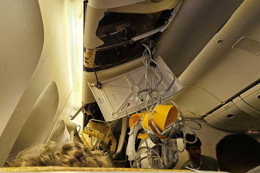 আর এক যাত্রী বললেন, ‘‘যাত্রা আরামদায়ক ছিল। কিন্তু এমন ঘটনার জন্য কেউই প্রস্তুত ছিলাম না। নাটকীয় ভাবে আচমকাই বিমানটি হু-হু করে নীচে নামতে থাকে। যাঁদের সিটবেল্ট বাঁধা ছিল না, বিমানের ছাদের সঙ্গে তাঁরা ধাক্কা খান। ছিটকে পড়েন বিমানের মেঝেতে।’’