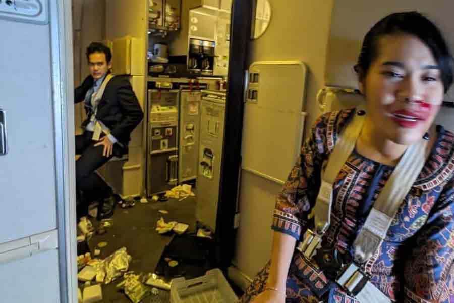 সিঙ্গাপুর এয়ারলাইন্সের এক কর্তার কথায়, প্রায় ১০ ঘণ্টা নির্বিঘ্নেই উড়েছিল এসকিউ৩২১ বোয়িং। যখন দুর্ঘটনা ঘটে তখন বিমানটি মায়ানমারের ইরাবতী অববাহিকার ৩৭ হাজার ফুট উপর দিয়ে উড়ছিল। আচমকাই সেটি প্রায় ছ’হাজার ফুট নেমে যায়।