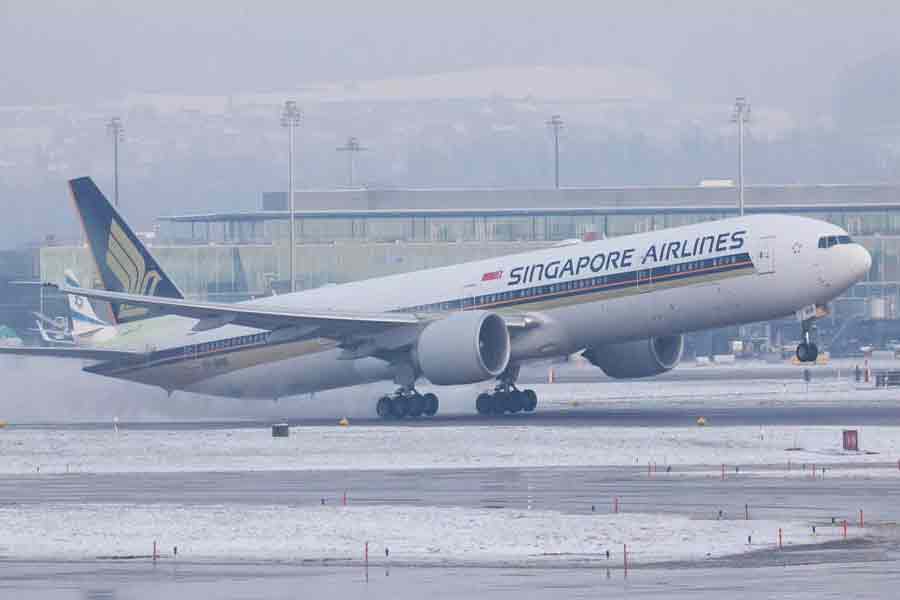 সাম্প্রতিক সময়ে কোনও বিমান এমন ‘টার্বুল্যান্সের’ কবলে পড়েনি। সিঙ্গাপুরের প্রশাসন আহত এবং নিহত পরিবারের সঙ্গে যোগাযোগ করছে। সব রকম সাহায্য করার আশ্বাসও দেওয়া হয়।