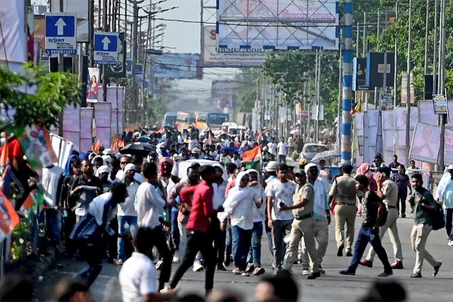 রুদ্ধ পথ: মমতা বন্দ্যোপাধ্যায়ের পদযাত্রার জেরে বন্ধ বিটি রোড। যার ফলে ভোগান্তির মধ্যে পড়েন বহু মানুষ। বৃহস্পতিবার।