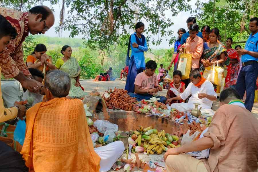 ধর্মরাজের পুজোইধুম । বৃহস্পতিবার মহম্মদবাজারের শুগুনপুরে। ছবি: পাপাই বাগদি।নিজস্ব চিত্র