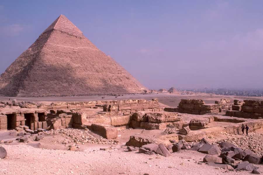 প্রত্নতত্ত্ববিদদের দাবি, ২৬০০ থেকে ২১০০ খ্রিস্টপূর্বাব্দে মিশরের রাজপরিবারের বহু সদস্যকে গিজ়ার পশ্চিম প্রান্তে কবর দেওয়া হয়েছিল। ১৯২৫ সালে জর্জ রেসনার নামে এক প্রত্নতত্ত্ববিদ সেখান থেকে রানি হেতাফেরাস ওয়ানের কবর খুঁজে পেয়েছিলেন। রানির কবরের ভিতর নানা ধরনের মূল্যবান গয়না, আসবাব ছিল।